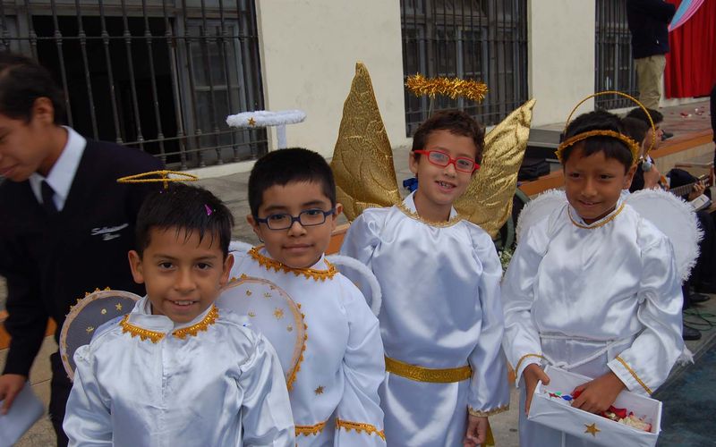 Niños de primaria vestidos de ángeles en una celebración religiosa