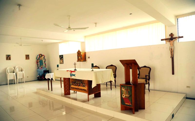 Capilla del colegio con altar, crucifijo e imagen mariana