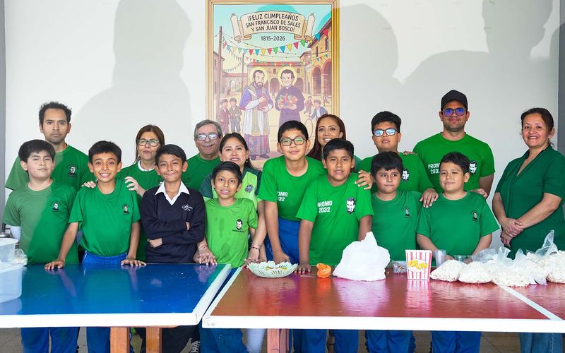 Grupo de voluntarios con polo verde celebrando la jornada misionera