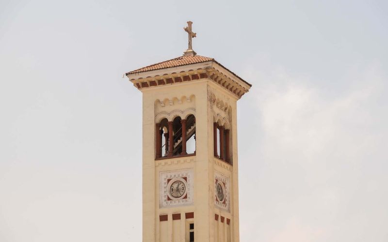 Campanario de la iglesia contra el cielo