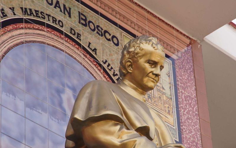 Busto dorado de Don Bosco, Padre y Maestro de la Juventud, en el colegio
