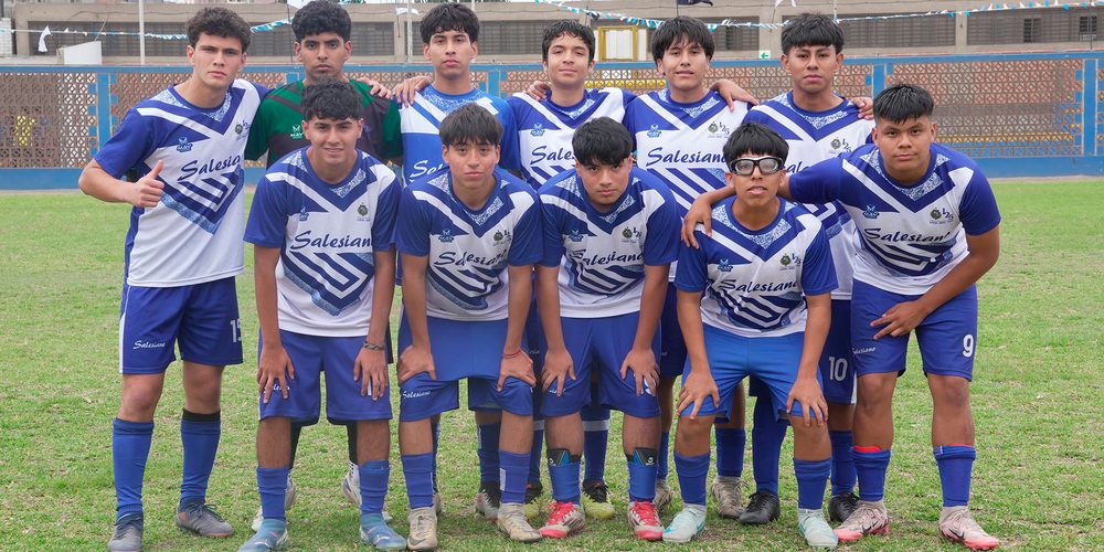 Estudiantes de la Red Salesiana reunidos en el campo deportivo: el patio es el lugar donde nace la confianza