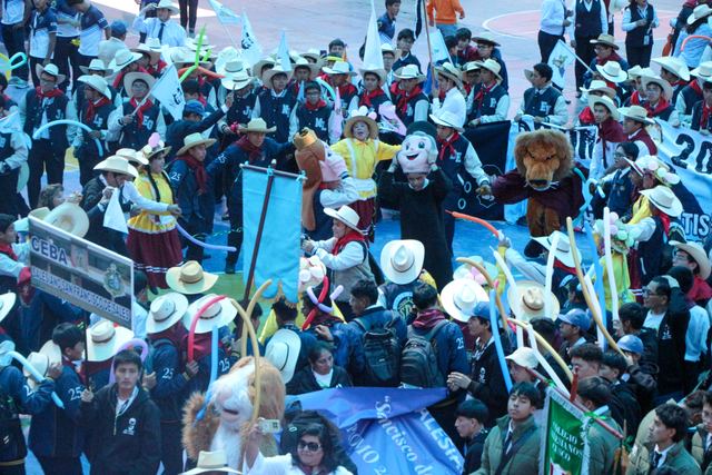 Multitud de jóvenes con sombreros blancos y banderas durante la comparsa