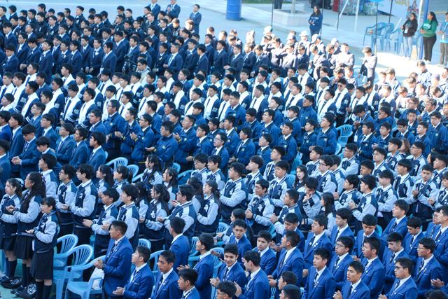 Cientos de jóvenes uniformados reunidos en el patio del colegio