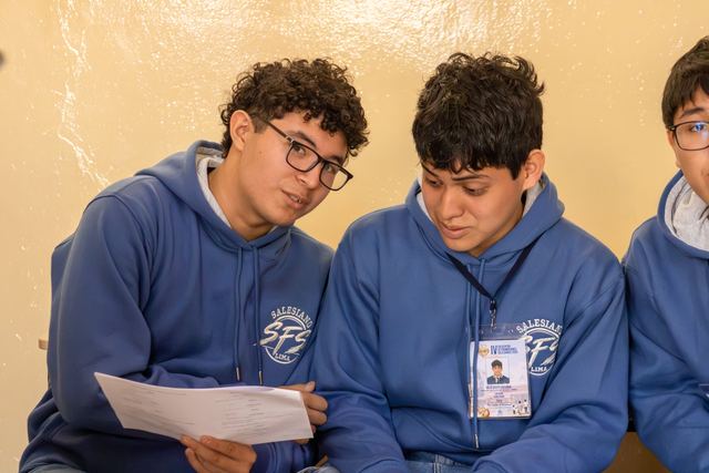 Dos estudiantes del colegio San Francisco de Sales, de Lima, revisan juntos un texto