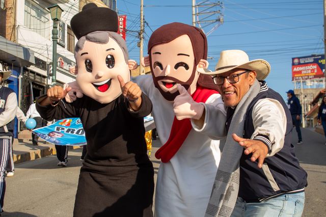 Mascotas de la pasacalle posan con un educador por las calles de Huancayo