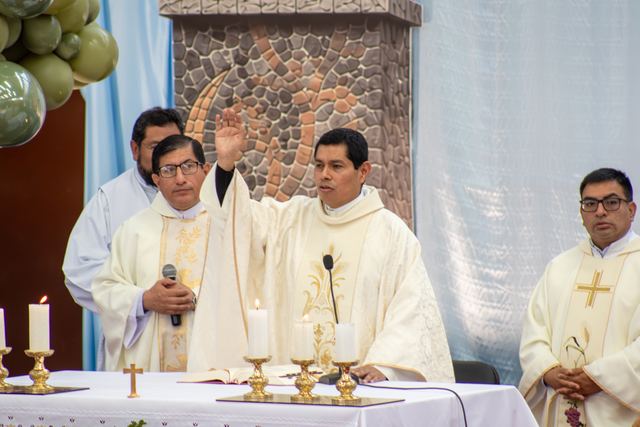 Sacerdotes concelebran la Eucaristía junto al altar
